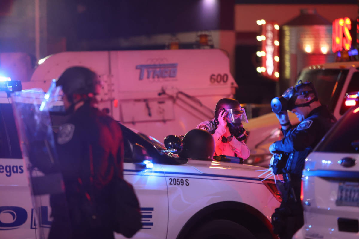 Oficiales se pusieron máscaras de gas en la calle Fremont y en Las Vegas Boulevard South antes ...