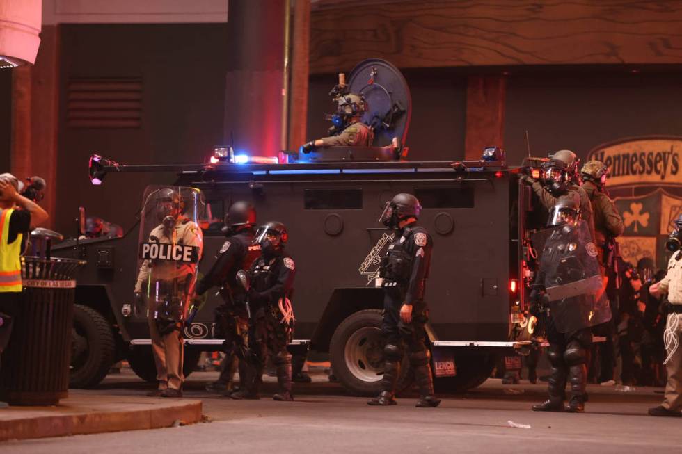 SWAT despeja la intersección de la calle Fremont y Las Vegas Boulevard South durante una prote ...