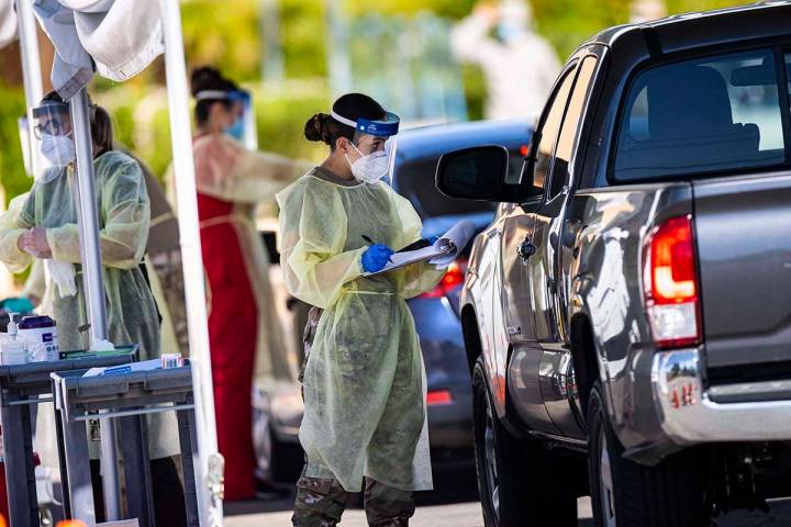 Miembros de la Guardia Nacional ayudan a la Facultad de Medicina de la UNLV a administrar las p ...