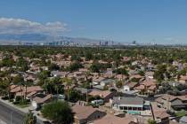 Las ventas de casas en Las Vegas cayeron el mes pasado en medio del cierre económico provocado ...