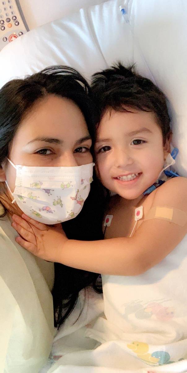 Karen Sombra se acurruca el jueves con su hijo Sebastián Rodríguez en la unidad de cuidados i ...