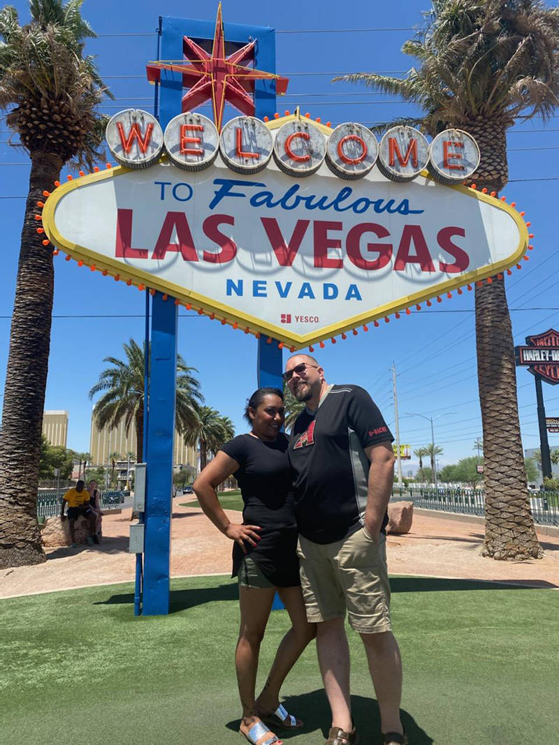 Leticia y Todd Perkins de Mesa, Arizona, posan en el letrero de Welcome to Fabulous Las Vegas e ...