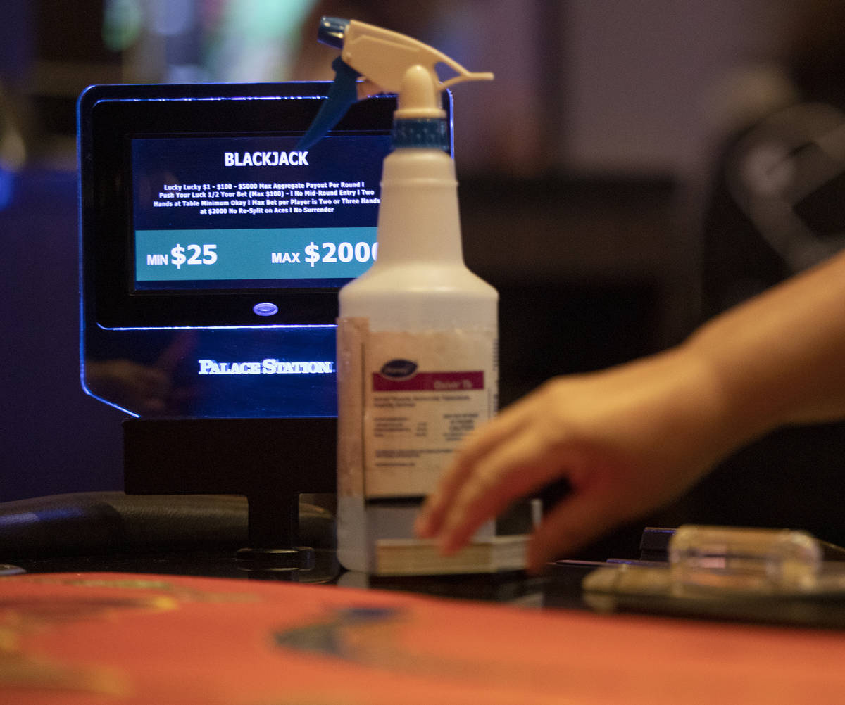 Una botella de spray de limpieza en cada mesa de blackjack para que los dealers limpien entre r ...