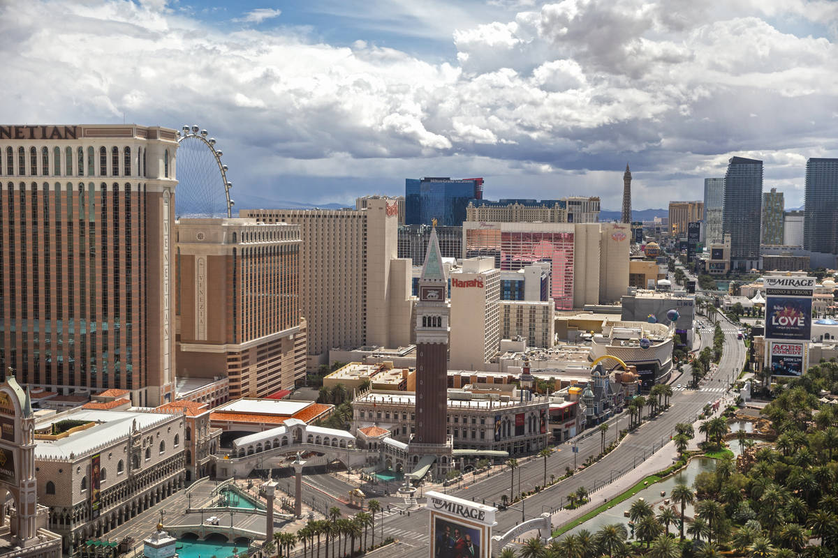El Strip de Las Vegas el 9 de abril de 2020. (Benjamin Hager/Las Vegas Review-Journal) @benjami ...