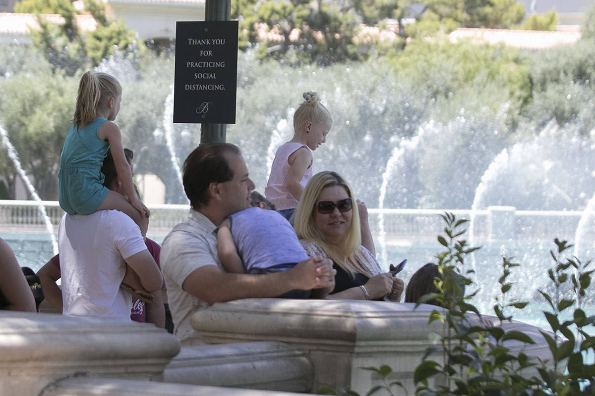 Turistas ven el espectáculo de las fuentes del Bellagio el domingo, 7 de junio de 2020, en Las ...