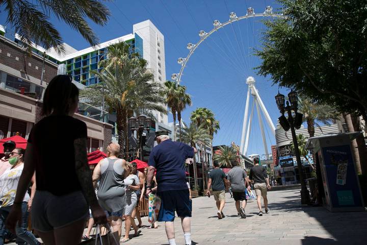 Turistas caminan por el Line Promenade el domingo, 7 de junio de 2020, en Las Vegas. (Bizuayehu ...