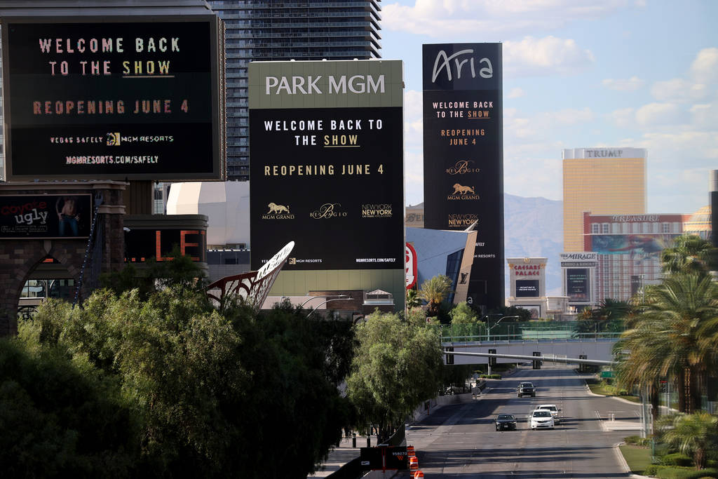 Las marquesinas de las propiedades de MGM Resorts International en el Strip de Las Vegas, inclu ...