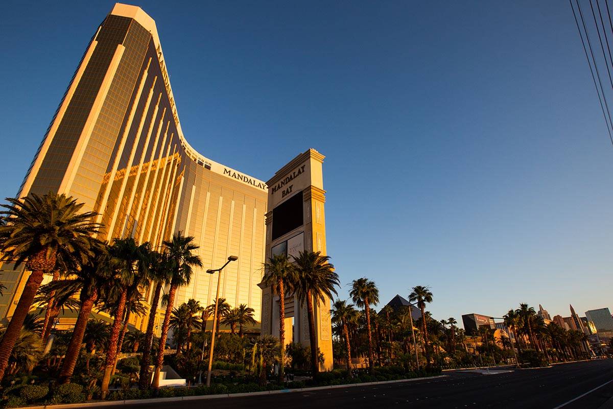 El amanecer se refleja en Mandalay Bay Las Vegas mientras los casinos se preparan para reabrir ...