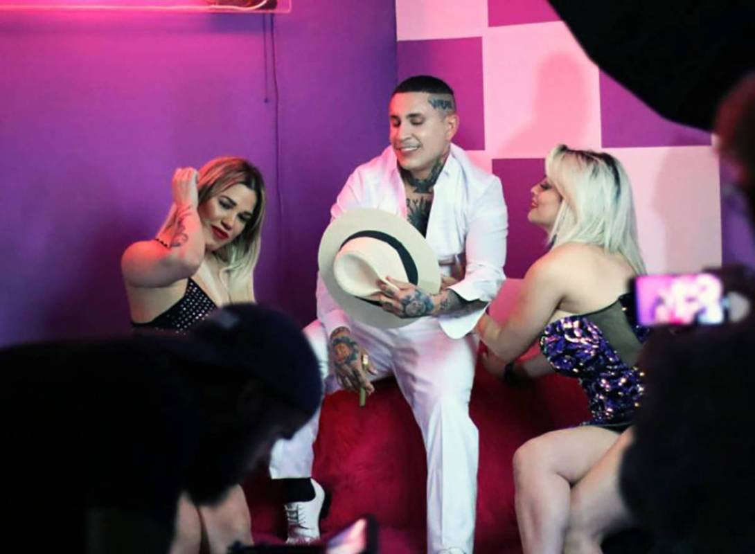 Osmani García realizó un videoclip en el Downtown. En la foto es flanqueado por las modelos D ...