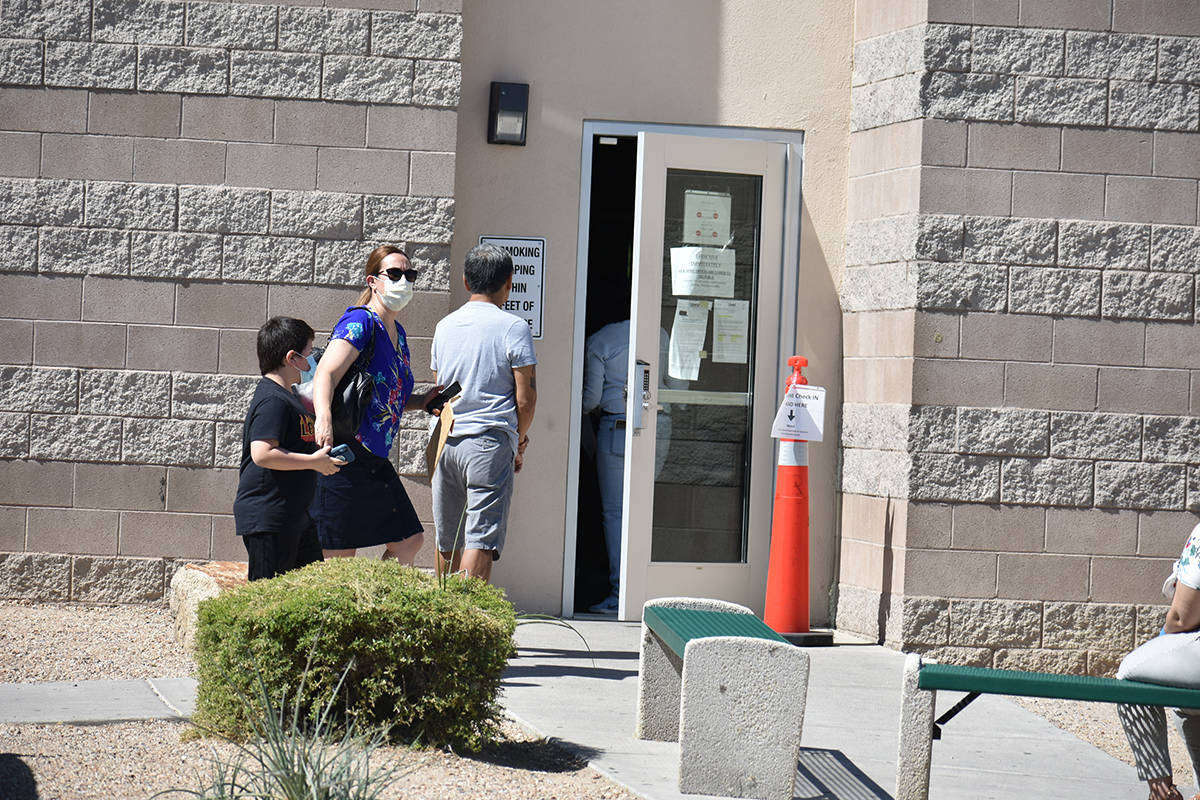 Las oficinas en Nevada del Departamento de Vehículos Motorizados volvieron a recibir al públi ...