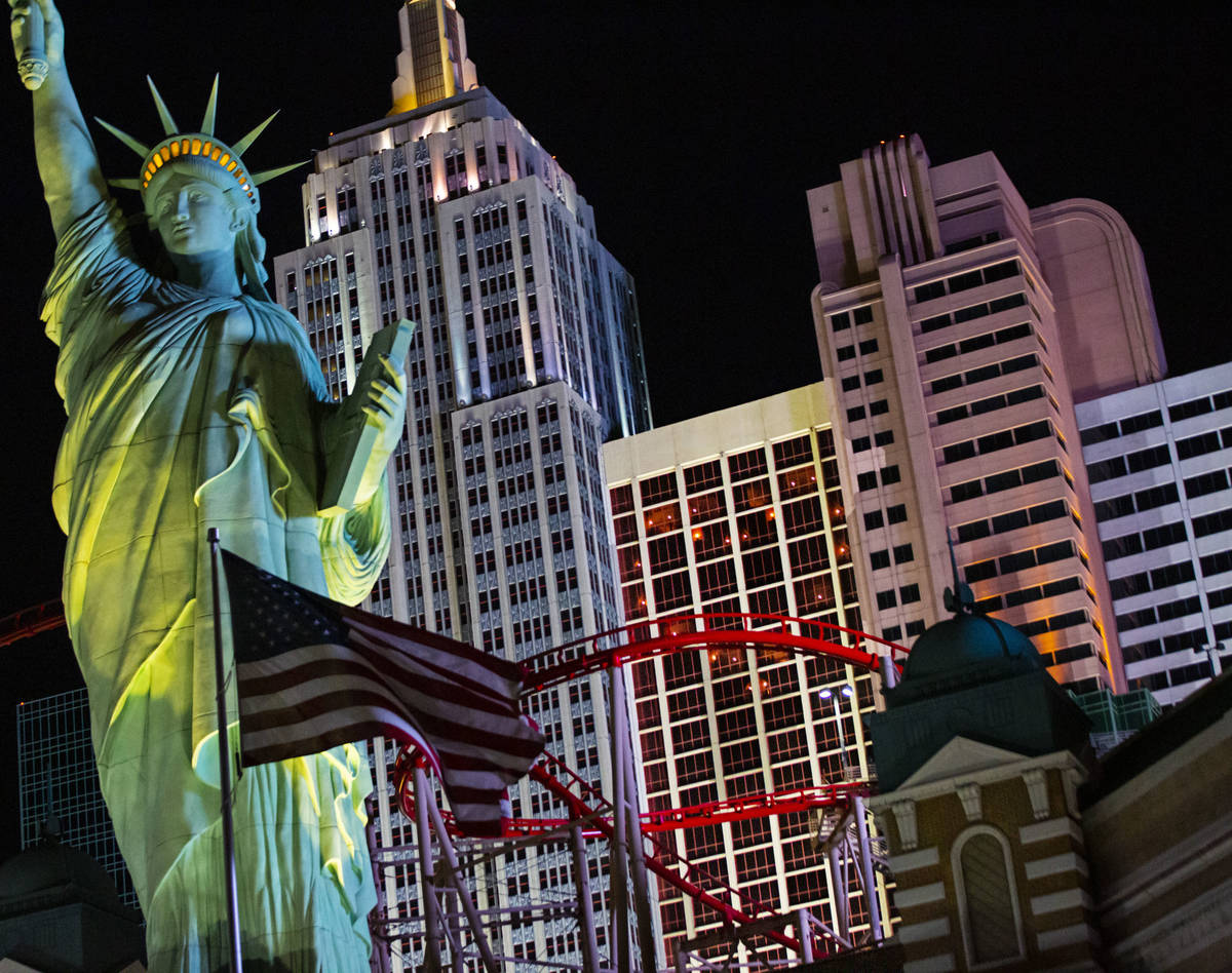 Las luces a través de las ventanas de las habitaciones se exhiben en el New York-New York a lo ...