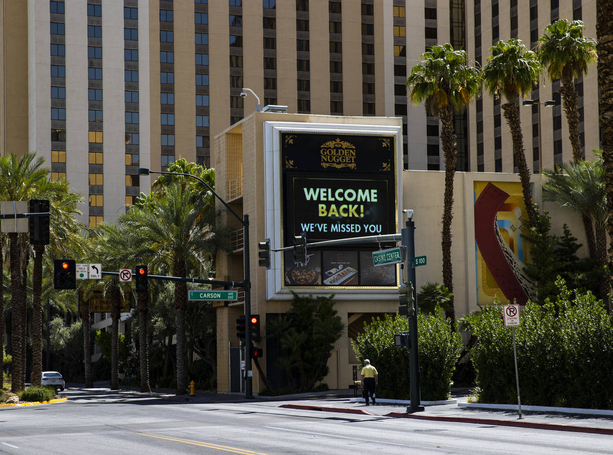 Una pantalla digital en el Golden Nugget en el centro de Las Vegas el jueves, 11 de junio de 20 ...