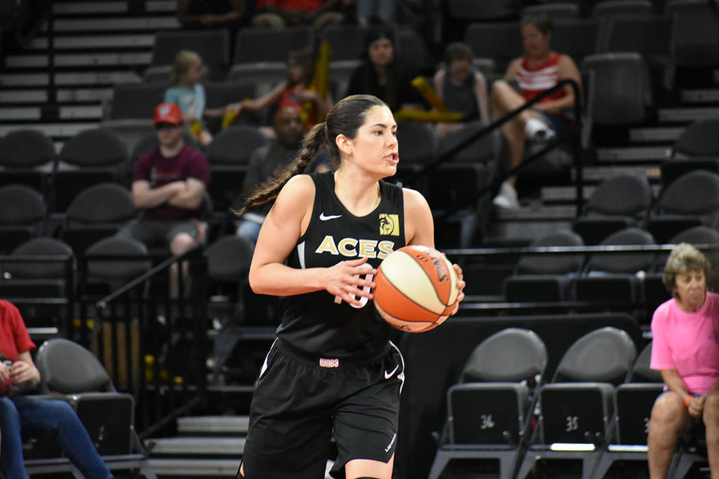 Archivo.- Kelsey Plum (10) aporta dinamismo y seguridad defensiva en cada juego de Las Vegas Ac ...