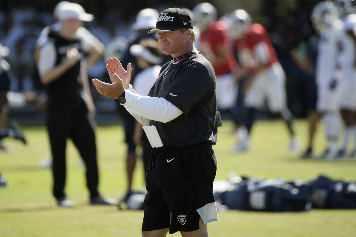 En esta foto de archivo del 8 de agosto de 2019, el entrenador de los Raiders, Jon Gruden, apla ...