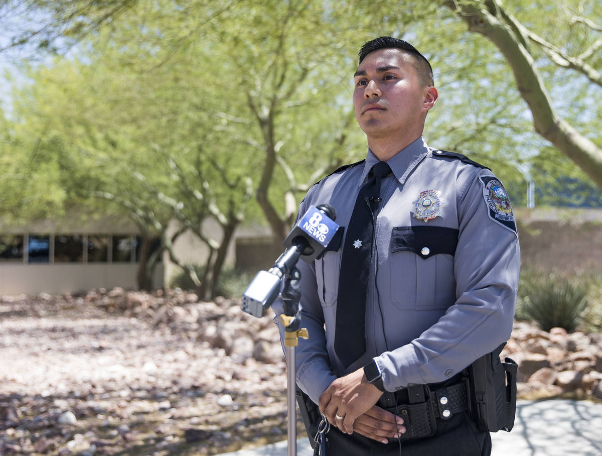 El agente de la Nevada Highway Patrol, Rafael Rodríguez, habla a los medios sobre cómo salvó ...