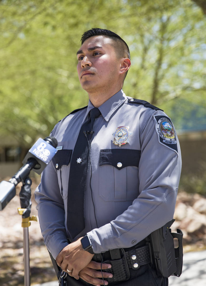 El agente de la Nevada Highway Patrol, Rafael Rodríguez, habla a los medios sobre cómo salvó ...
