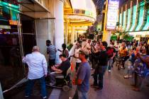 Gente entra en Golden Nugget a las 12:01 a.m. cuando los hoteles-casinos abrieron de nuevo en e ...