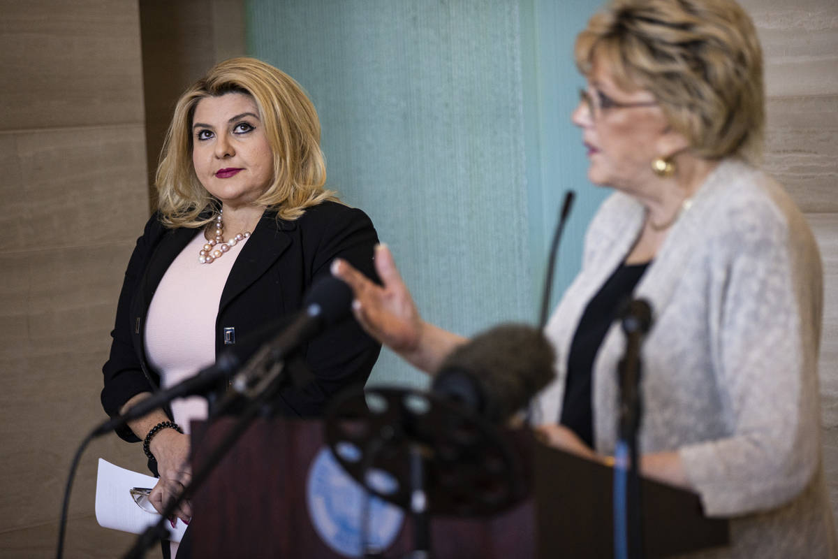 La concejala de la ciudad de Las Vegas, Michele Fiore, responde a las preguntas sobre su retira ...