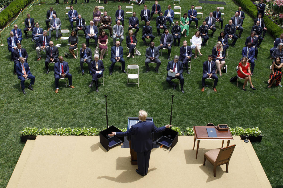 El presidente Donald Trump habla durante un evento sobre la reforma policial en el Jardín de R ...