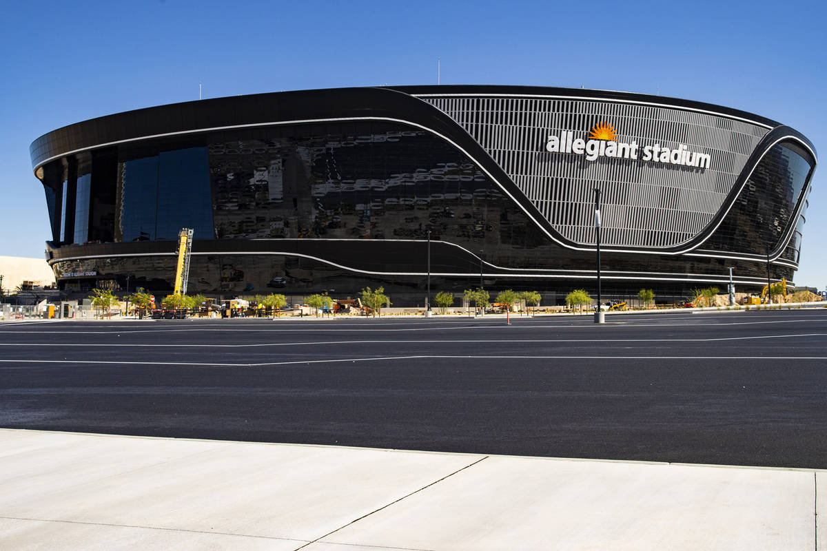 La construcción del Estadio Allegiant en Las Vegas continúa el jueves, 11 de junio de 2020. ( ...