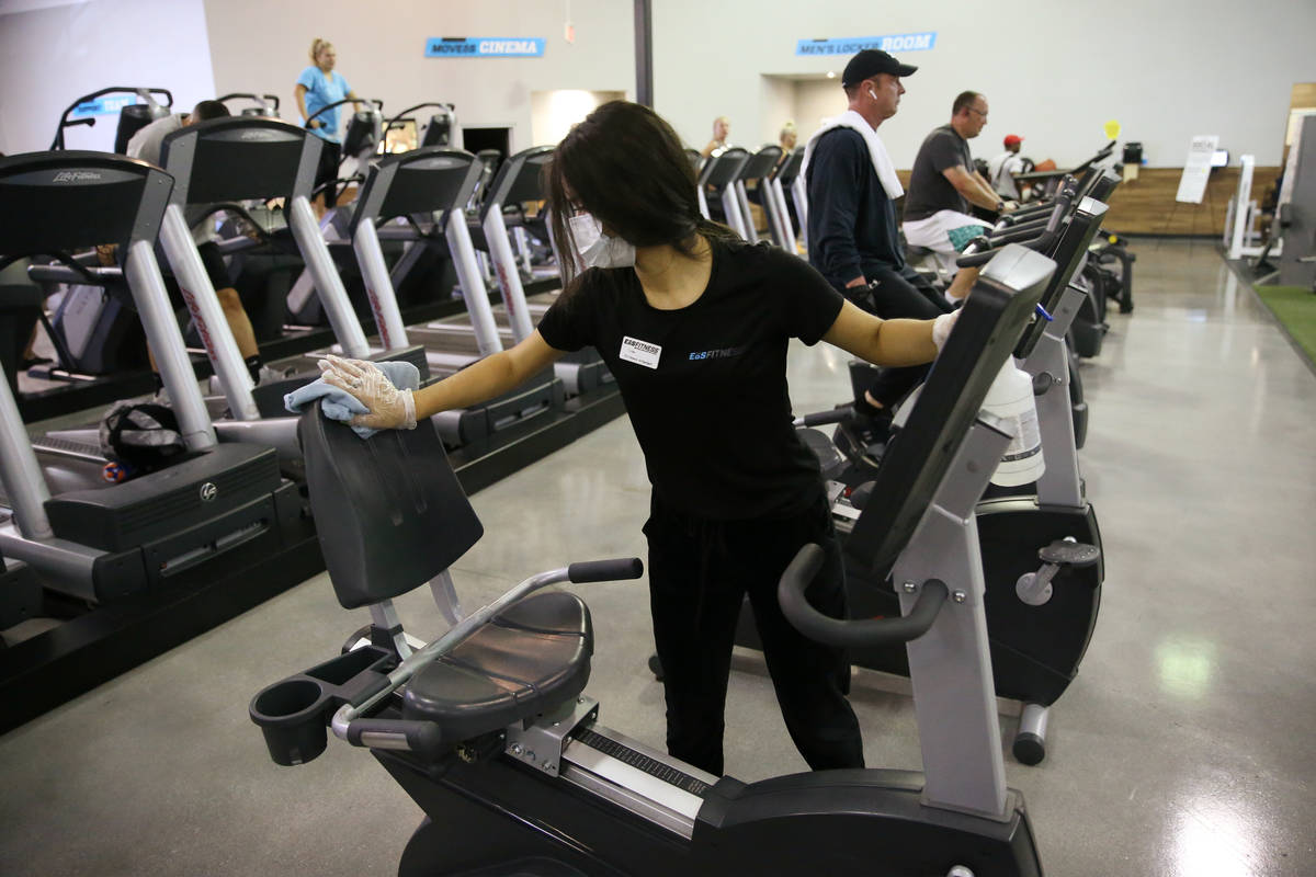 Lisa Torres limpia los equipos de entrenamiento en el gimnasio EOS Fitness en Henderson el mart ...