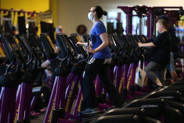 Gente se ejercita en el gimnasio Planet Fitness de Las Vegas el martes, 16 de junio de 2020. (E ...