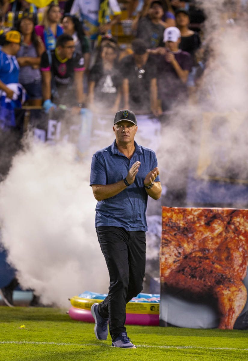 El entrenador del Las Vegas Lights FC, Eric Wynalda, emerge del humo al campo para enfrentarse ...
