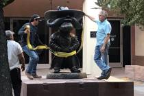 La UNLV trabaja para remover la estatua de Hey Reb! del frente del Tam Alumni Center el martes, ...