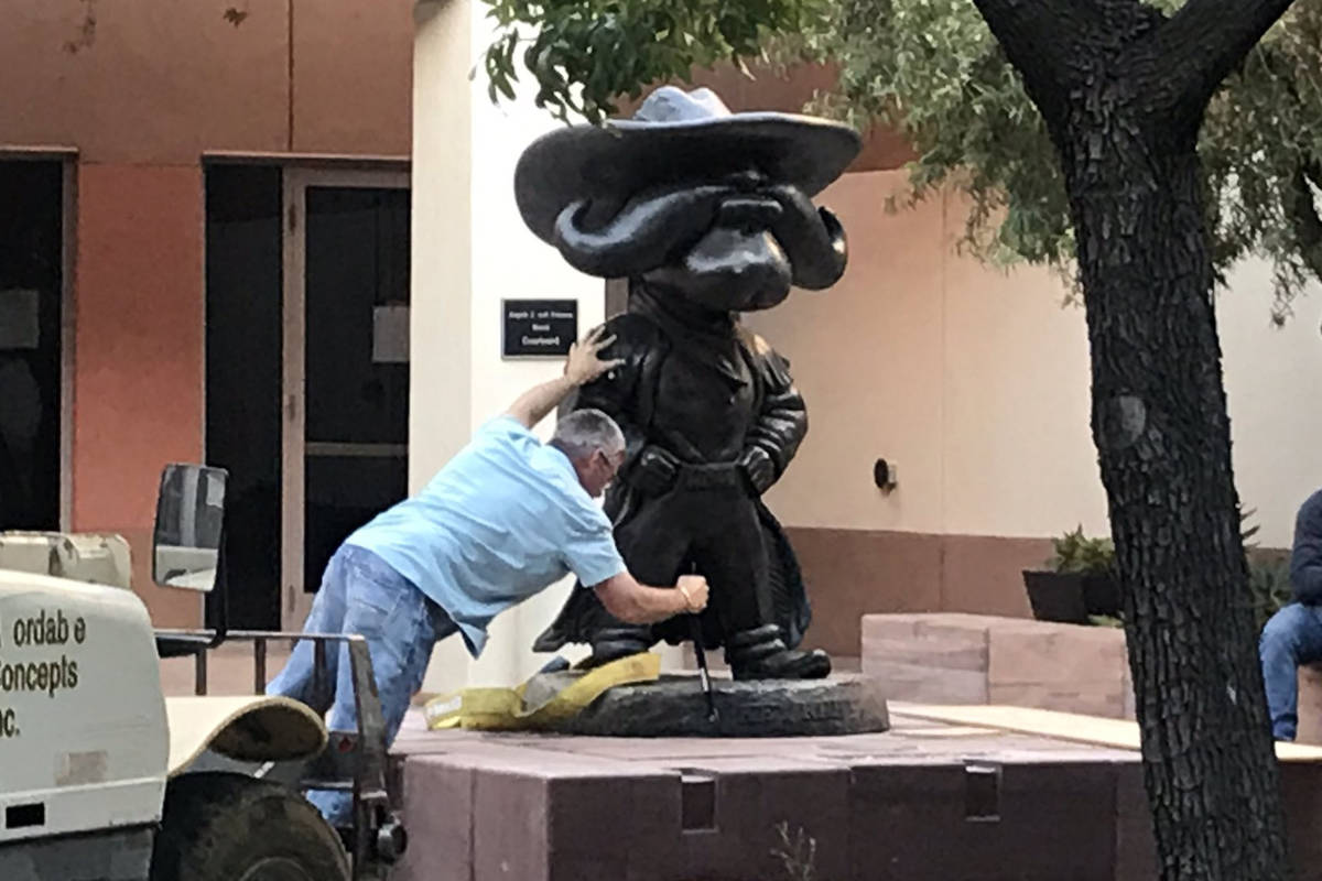La UNLV trabaja para remover la estatua de Hey Reb! del frente del Tam Alumni Center el martes, ...