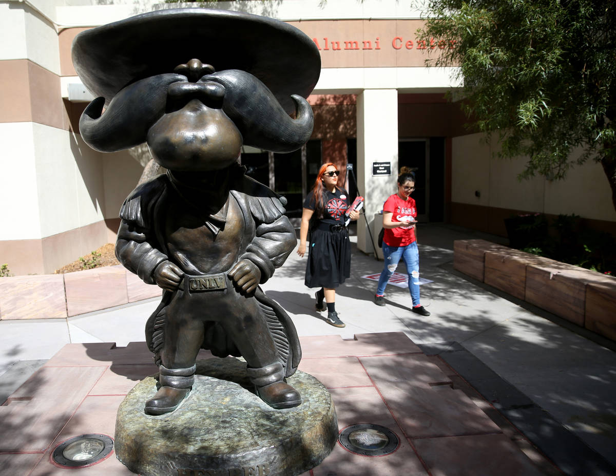 Estudiantes pasan junto a una estatua de la mascota de la UNLV, Hey Reb!, en el campus el viern ...