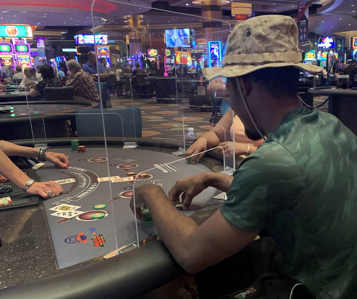 Jugadores de mesa en el Casino Gila River, Chandler, Arizona viernes, 15 de mayo de 2020. (Eliz ...