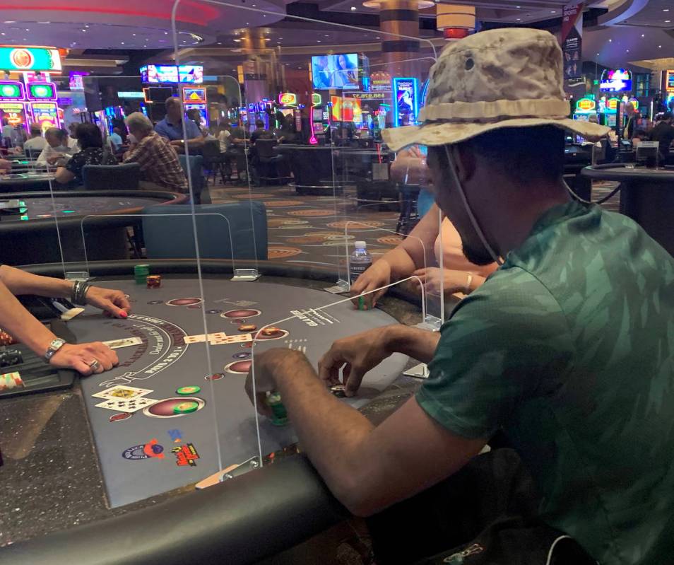 Jugadores de mesa en el Casino Gila River, Chandler, Arizona viernes, 15 de mayo de 2020. (Eliz ...