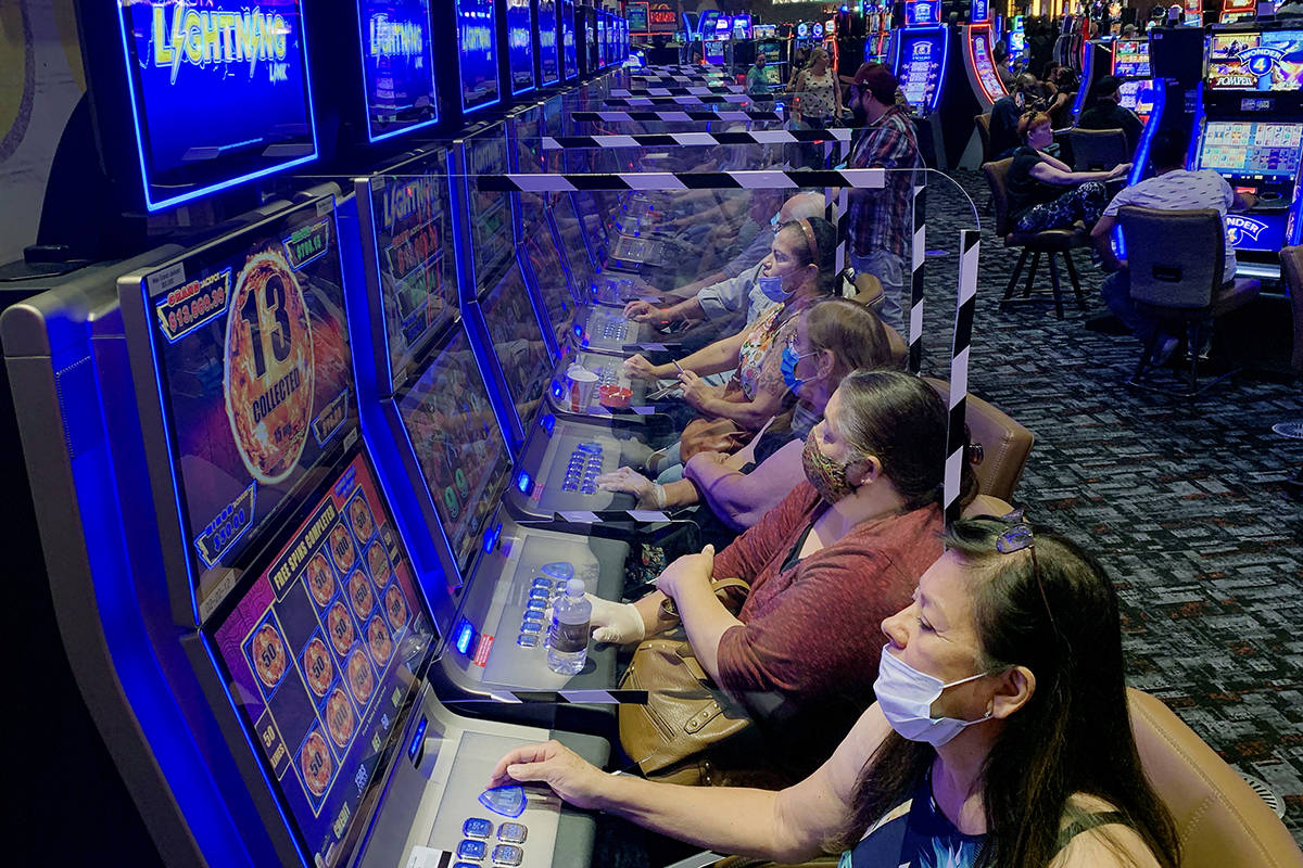 El plexiglás protege a los jugadores mientras apuestan en el casino Lone Butte del Gila River ...