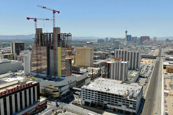 Foto aérea de la construcción de Circa y "Garage Mahal" en el centro de Las Vegas, 13 de mayo ...