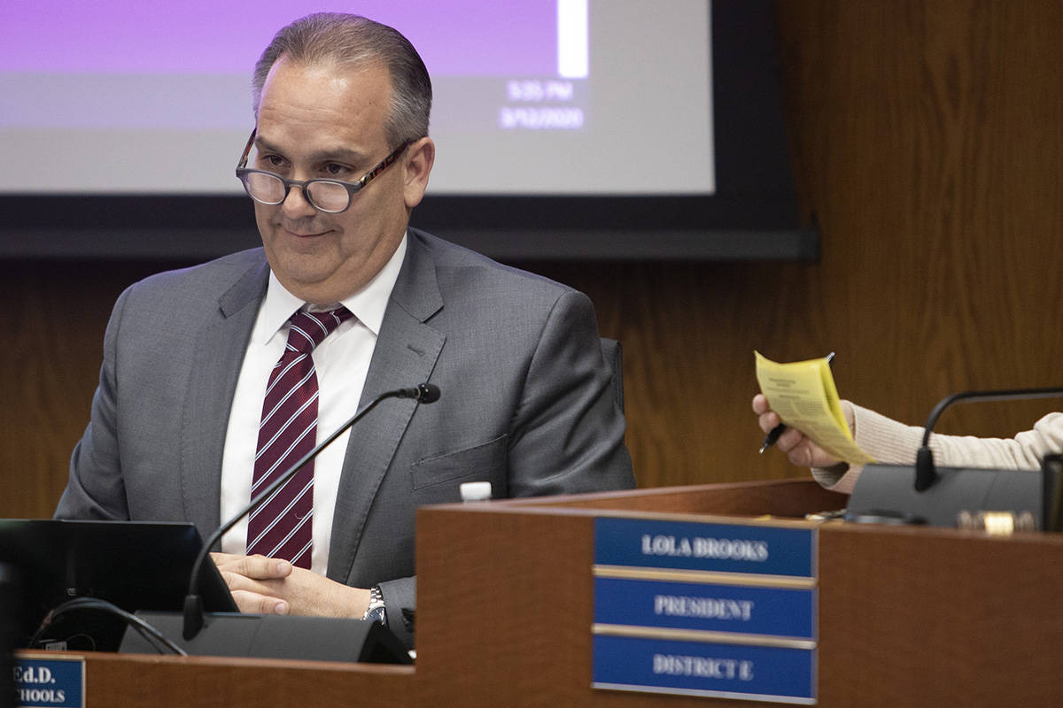 El superintendente del Distrito Escolar del Condado Clark, Jesús Jara, reacciona a un comentar ...