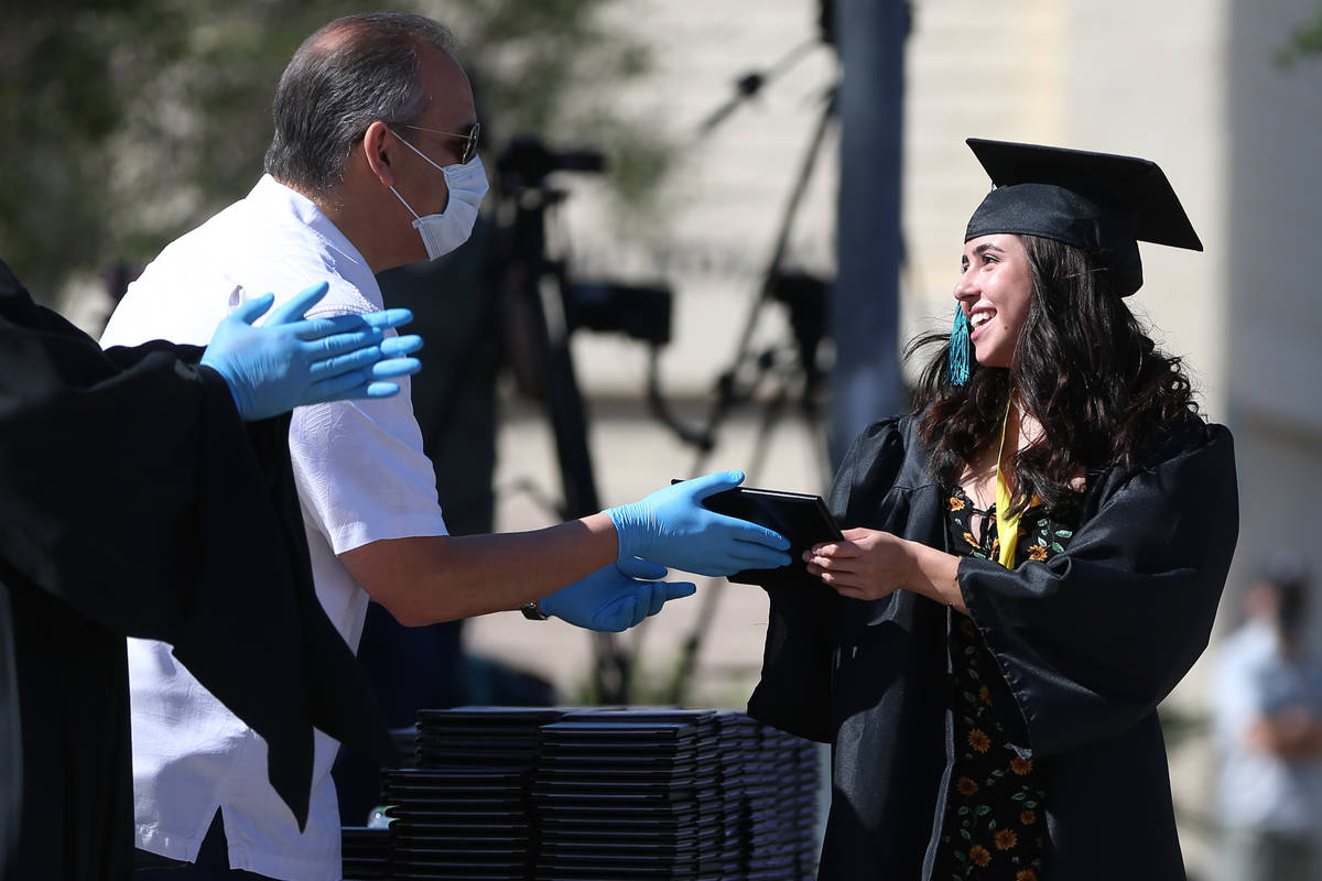 Jaklyn Kittredge, a la derecha, recibe su diploma del superintendente del CCSD, Jesús Jara, du ...