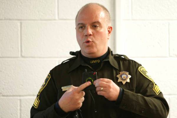 El sargento de la policía de Las Vegas, Peter Ferranti, muestra las cámaras corporales del de ...