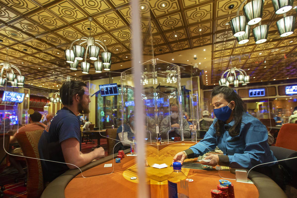 La sala de póquer de Bellagio está repleta después de haber sido equipada con escudos y prot ...