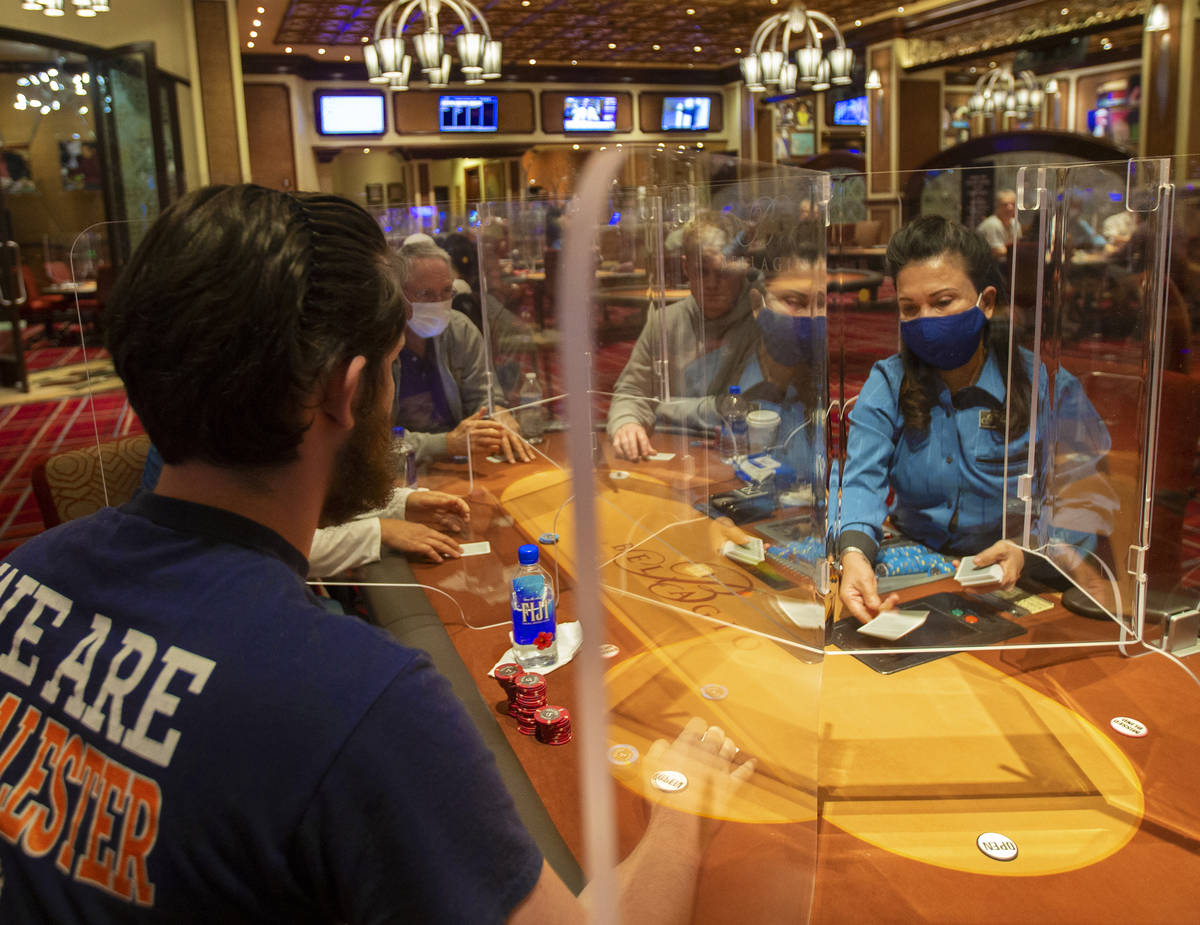 La sala de póquer de Bellagio está repleta después de haber sido equipada con escudos y prot ...
