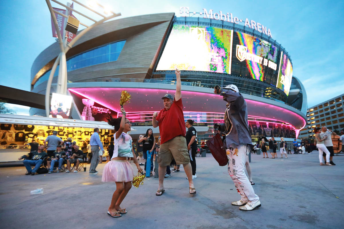 Fans celebran después de que los Golden Knights de Las Vegas derrotaran a los San José Sharks ...