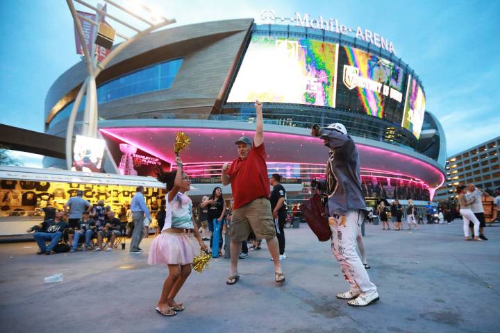 Fans celebran después de que los Golden Knights de Las Vegas derrotaran a los San José Sharks ...