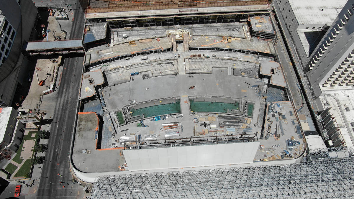 Foto aérea de la construcción del casino y hotel Circa y del anfiteatro de piscinas de varios ...