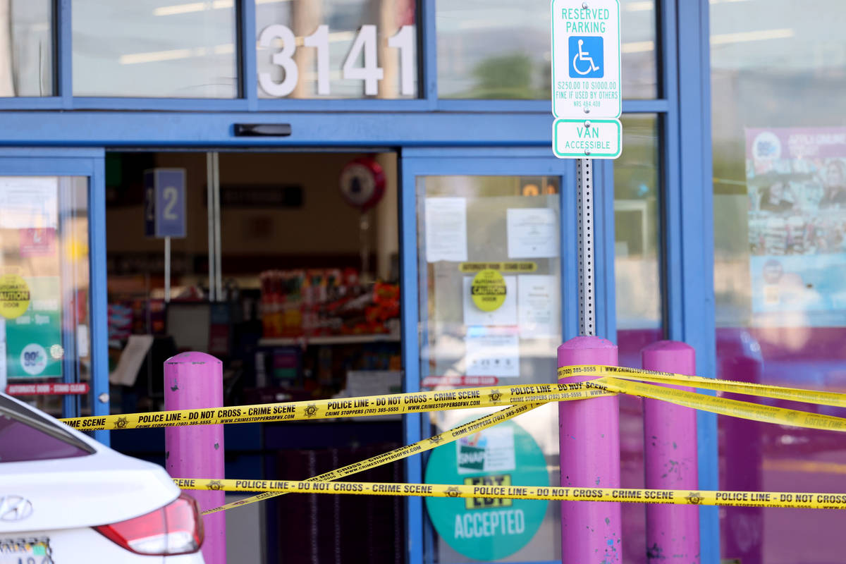 La policía de Las Vegas investiga un tiroteo en la 99 Cents Only Store de North Rancho Drive e ...