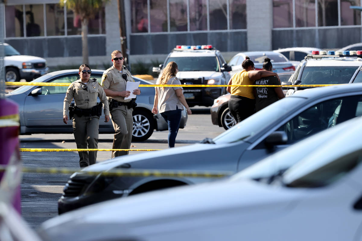 La policía de Las Vegas investiga un tiroteo en la 99 Cents Only Store de North Rancho Drive e ...