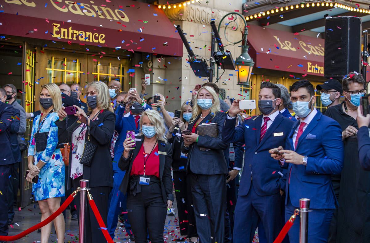 El personal de Paris Las Vegas observa cómo llueve confeti durante una celebración de reapert ...
