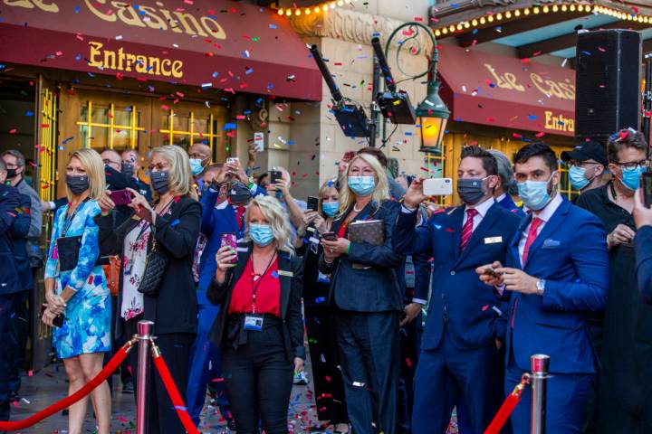 El personal de Paris Las Vegas observa cómo llueve confeti durante una celebración de reapert ...