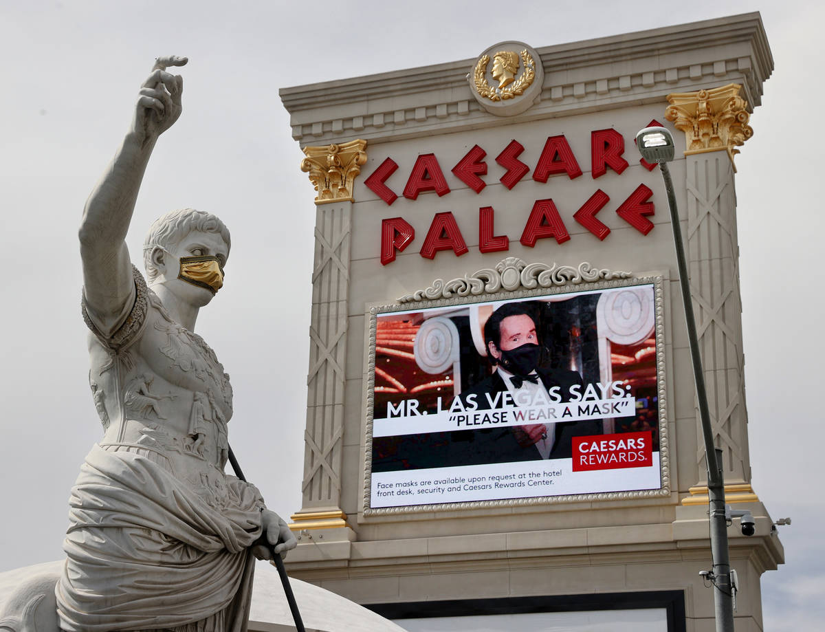Una estatua de Julio César con un cubrebocas en Caesars Palace del Strip en Las Vegas el miér ...