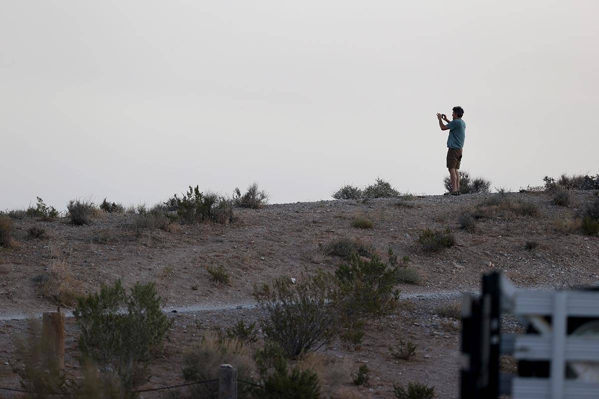 Un espectador toma una foto del incendio de caoba en el Monte Charleston, cerca de Las Vegas el ...
