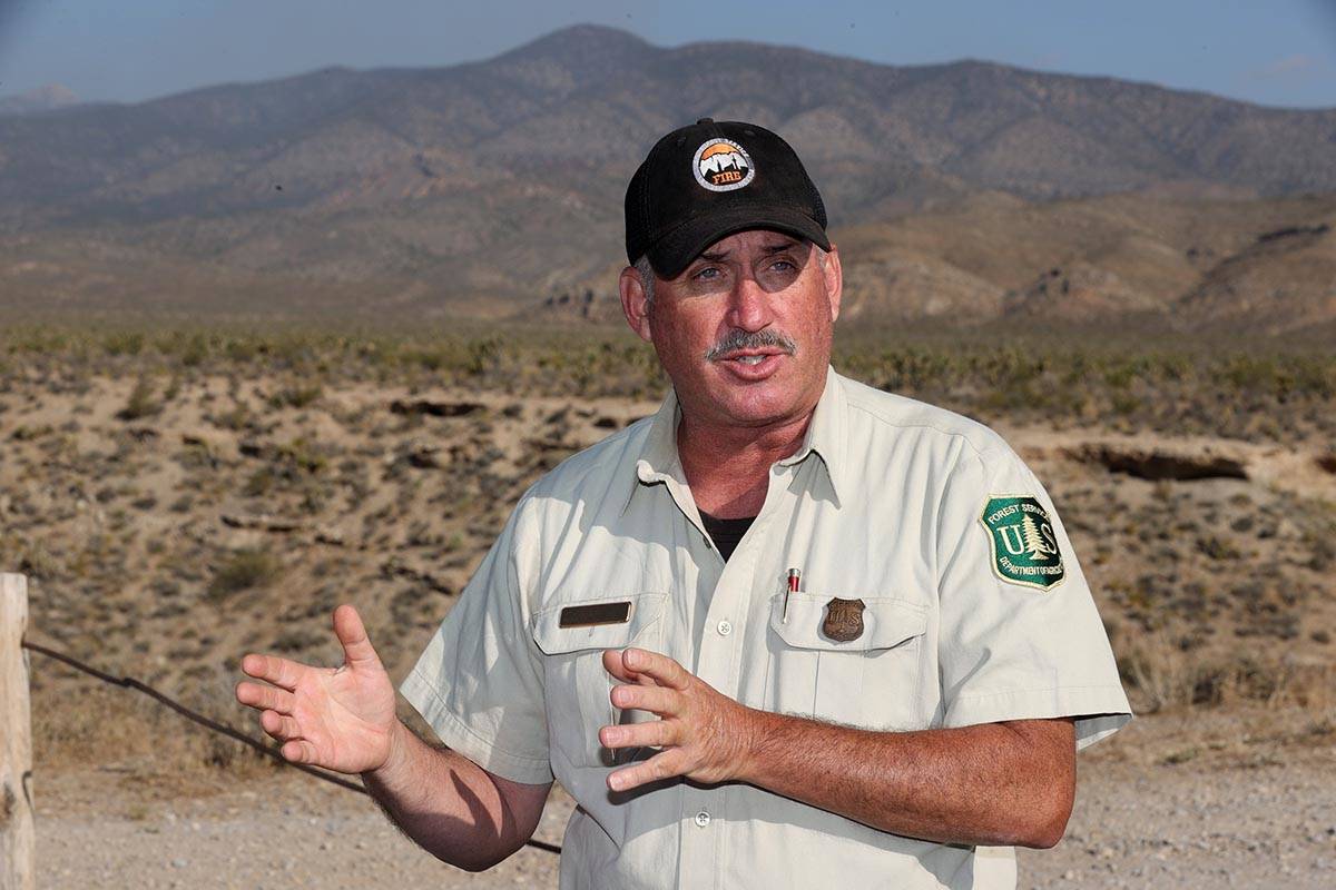 Ray Johnson, oficial de prevención de incendios del Servicio Forestal de Estados Unidos, actua ...