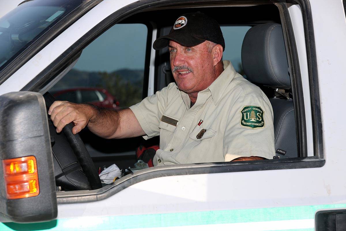 Ray Johnson, oficial de prevención de incendios del Servicio Forestal de Estados Unidos, actua ...